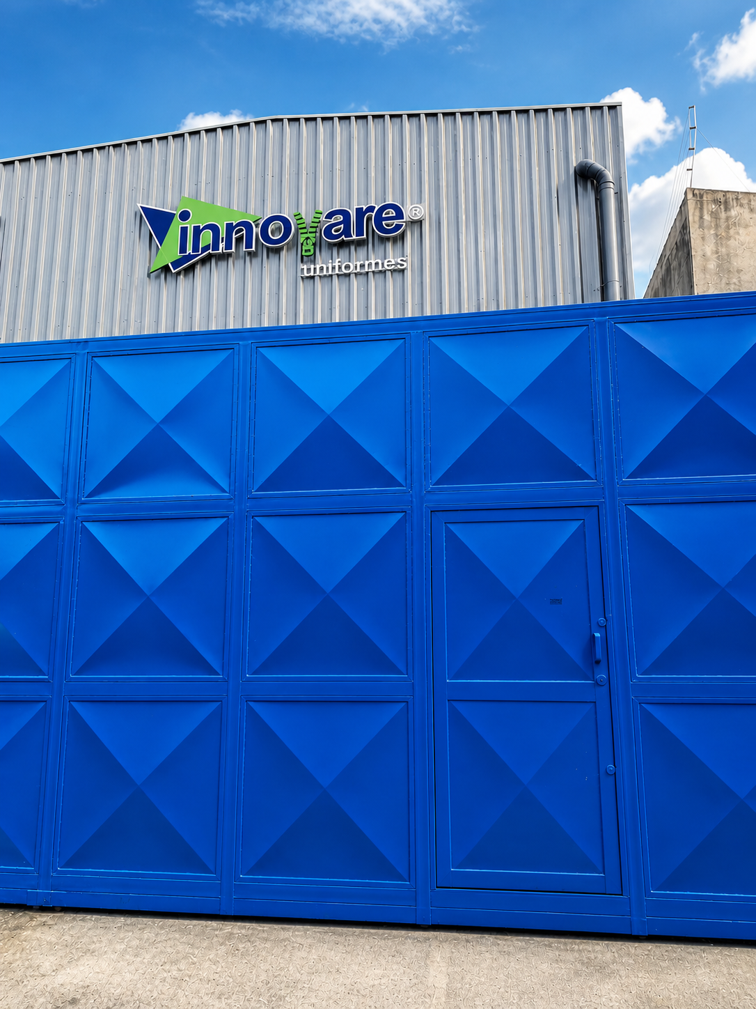 Fundadores da Innovare Uniformes em frente à fábrica