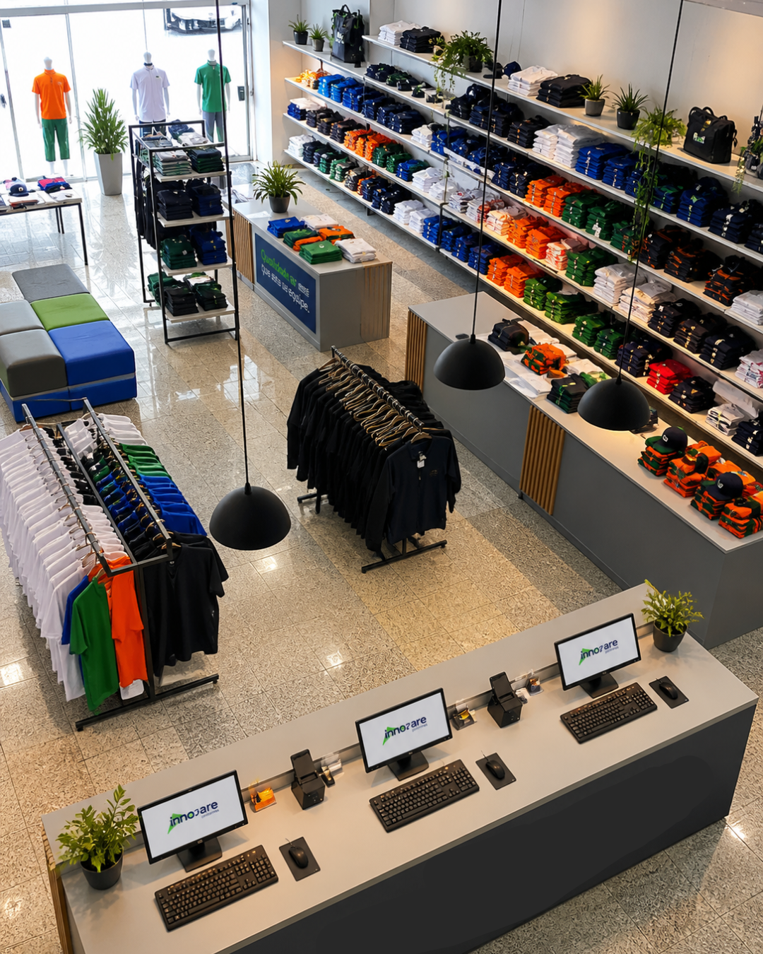 Interior da loja Innovare Uniformes com prateleiras de produtos e atendimento