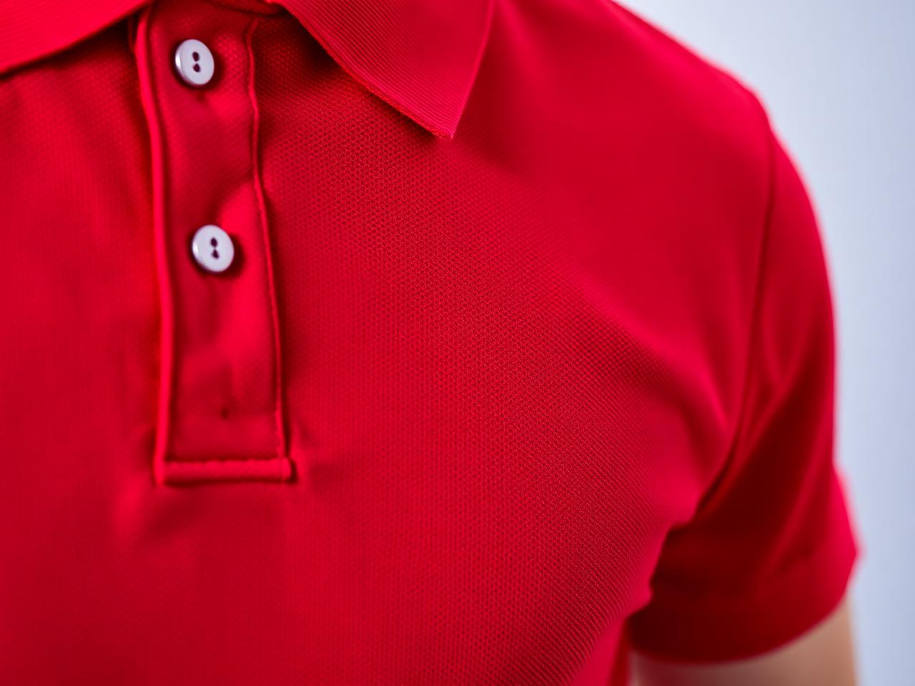 Detalhe de camisas e polos personalizadas fabricados pela Innovare Uniformes